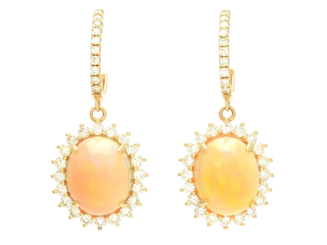 ÖRHÄNGEN,18K guld, opaler ca 5,58 ctv, briljantslipade diamanter ca 1,04 ctv, ca Ca/VS-SI, höjd 30 mm, vikt 5,1 g, stift. — Smycken/Örhängen — Kaplans