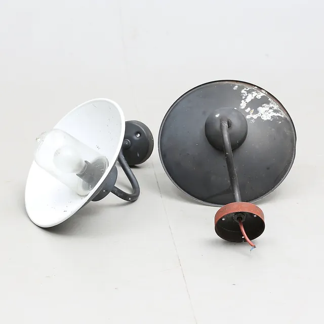 VÄGGLAMPOR, ett par, plåt med glaskupor, 1900-tal.