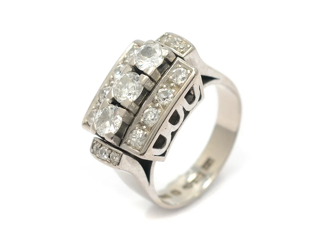 RING, 18K vitguld, 11 gammalslipade diamanter ca 1,18 ctv, en skadad, 6 åttkantslipade diamanter ca 0,12 ctv, ca W/SI-P1, stl 15,5 mm, vikt 10,6 g, Ateljier Ajour, Stockholm 1965. — Smycken/Ring — Kaplans