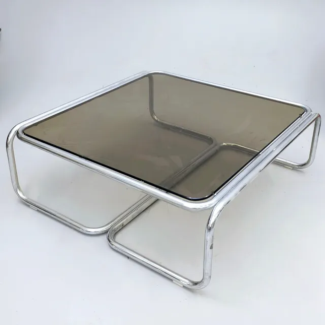 MESA DE CENTRO DE ESTRUCTURA TUBULAR EN ACERO CROMADO CON SOBRE DE CRISTAL, SIGLO XX.