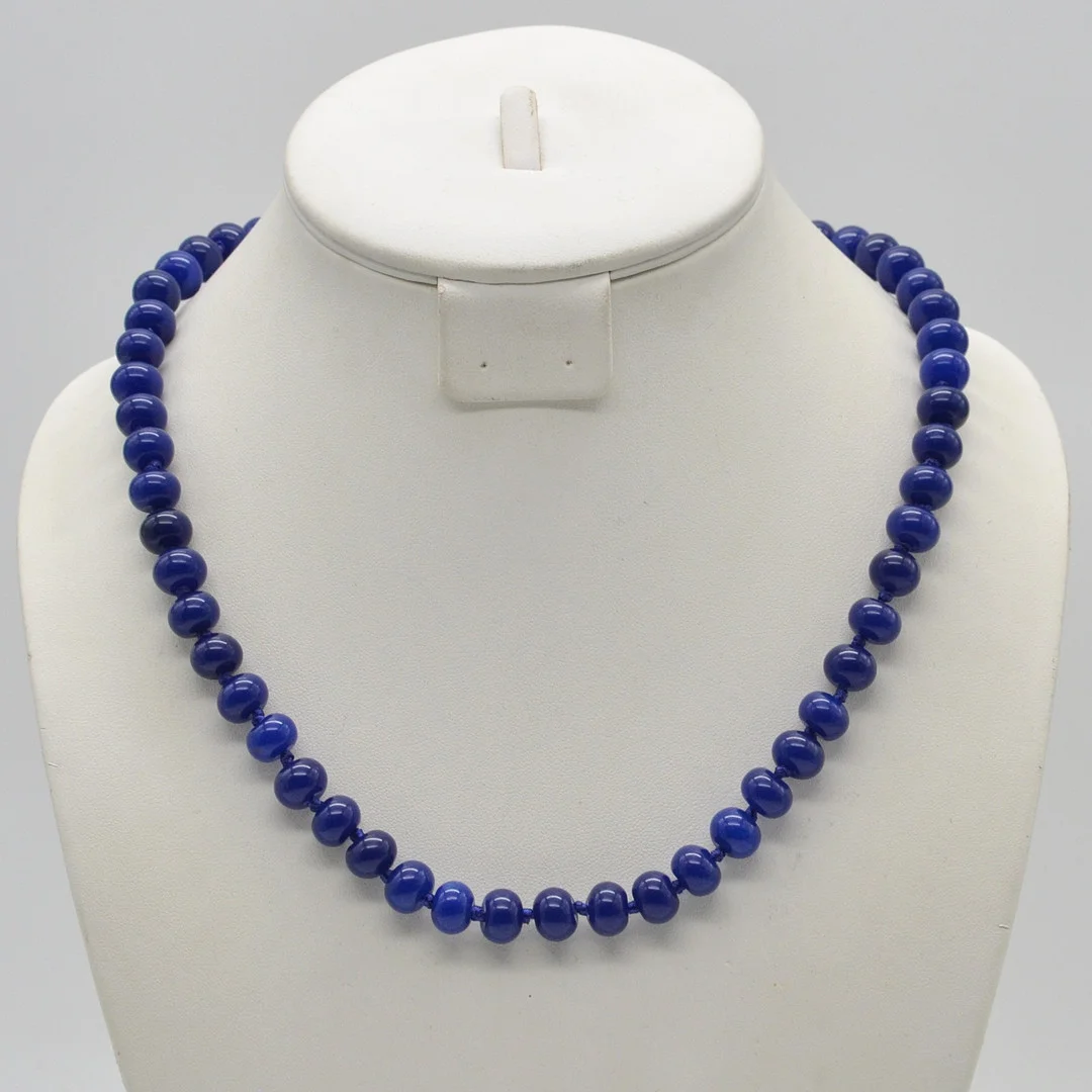 LAPISLAZULI PERLENCOLLIER, HANDPOLIERTE PERLEN, RUND, EINZELN GELNÜPFT, VERSILBERTE ENDSTÜCKE UND VERSCHLUSS, 20. JAHRHUNDERT, CA. 53 CM. — Necklace — Kunst- und Auktionshaus Kleinhenz