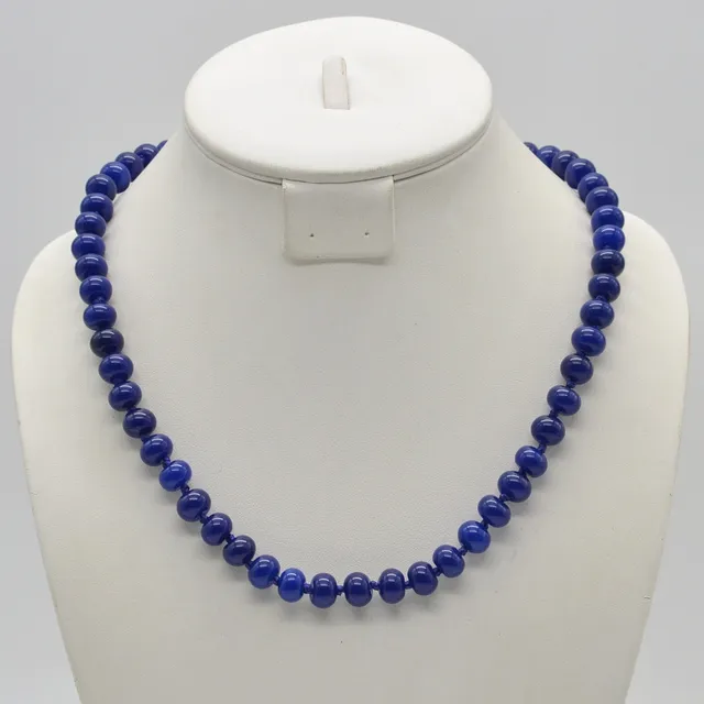LAPISLAZULI PERLENCOLLIER, HANDPOLIERTE PERLEN, RUND, EINZELN GELNÜPFT, VERSILBERTE ENDSTÜCKE UND VERSCHLUSS, 20. JAHRHUNDERT, CA. 53 CM.