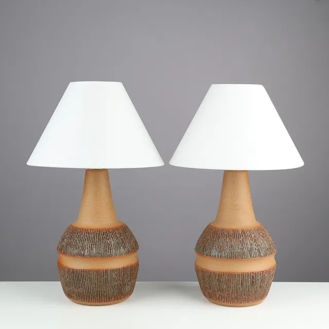 EINAR JOHANSEN. A pair of handmade table lamps made of partially glazed stoneware with hand-engraved grooves, model no. 3073, Søholm, Bornholm, Denmark, 1950/60s, (2).
