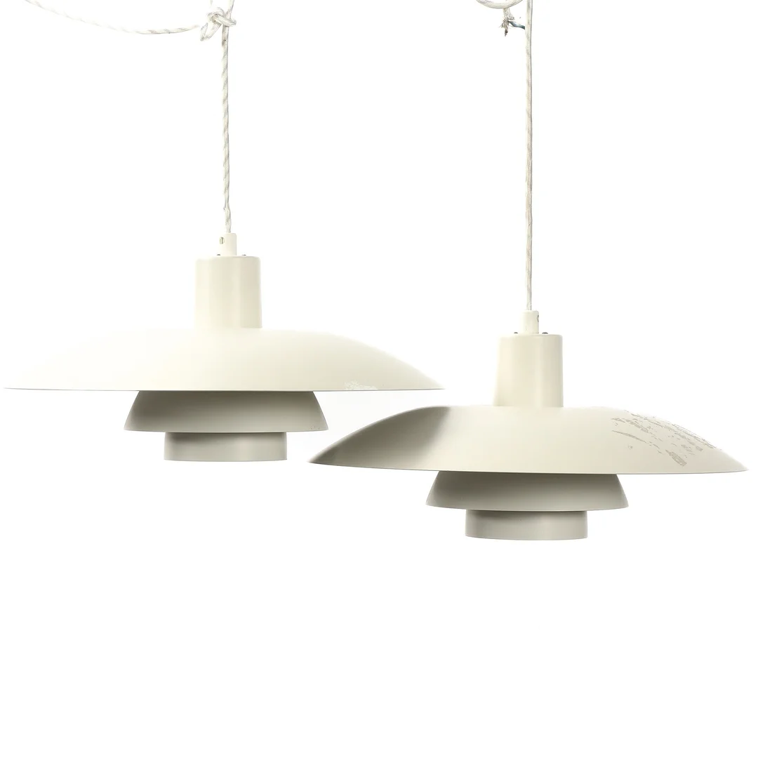 Poul Henningsen (1894-1967). Pair of PH-4/3 pendants. New edition (2) — Lamps and lighting/Pendant lights — Lauritz