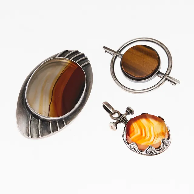Schmuck-Set, 2 Broschen und 1 Anhänger, 925er und 935er Silber, Achat, Karneol, Tigerauge (3).