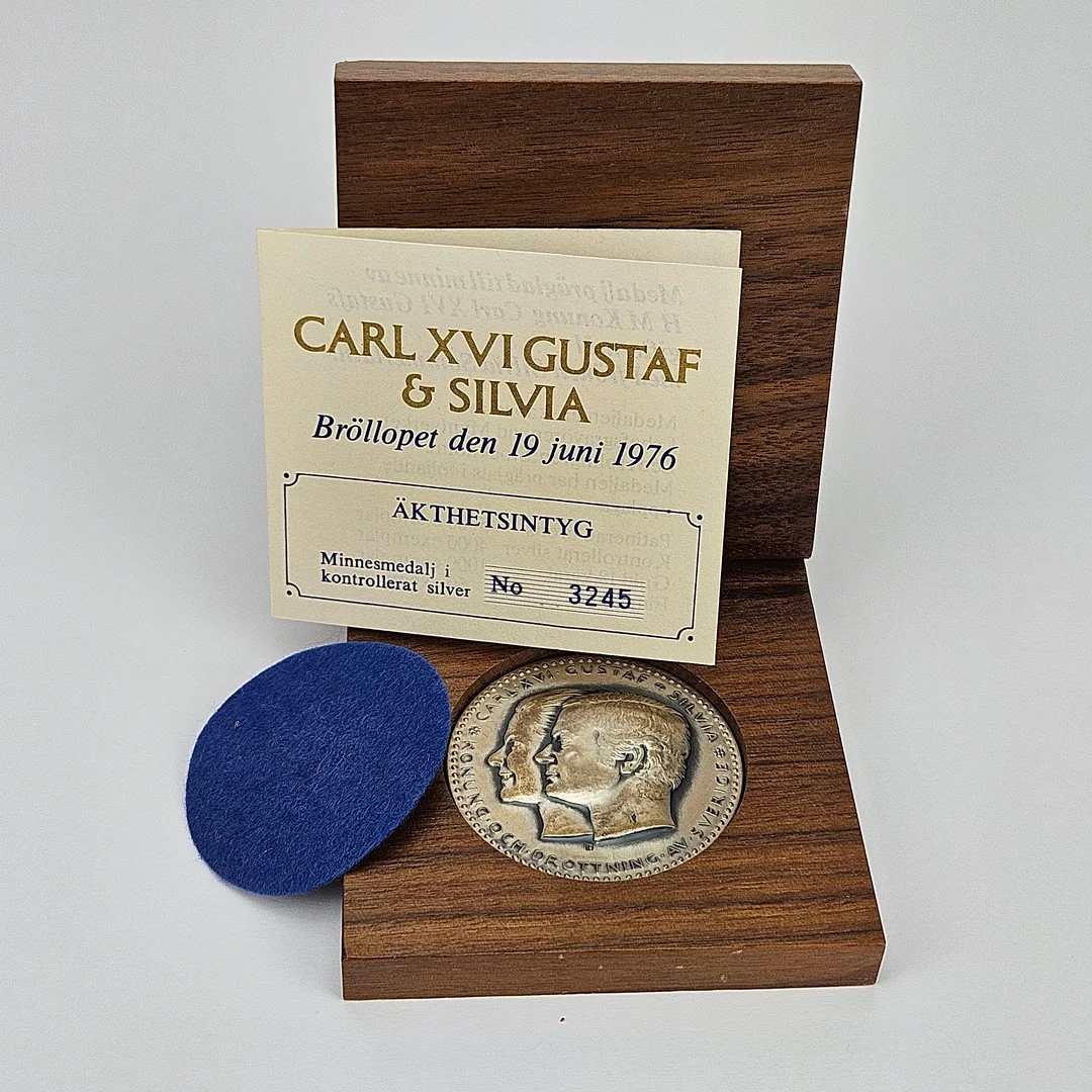 MEDALJ, silver, till minne av HM Konung Carl XVI Gustafs giftermål med fröken Silvia Sommerlath, Sporrong, Norrtälje 1976. — Orders & Medals — Auktionshuset Thörner & Ek