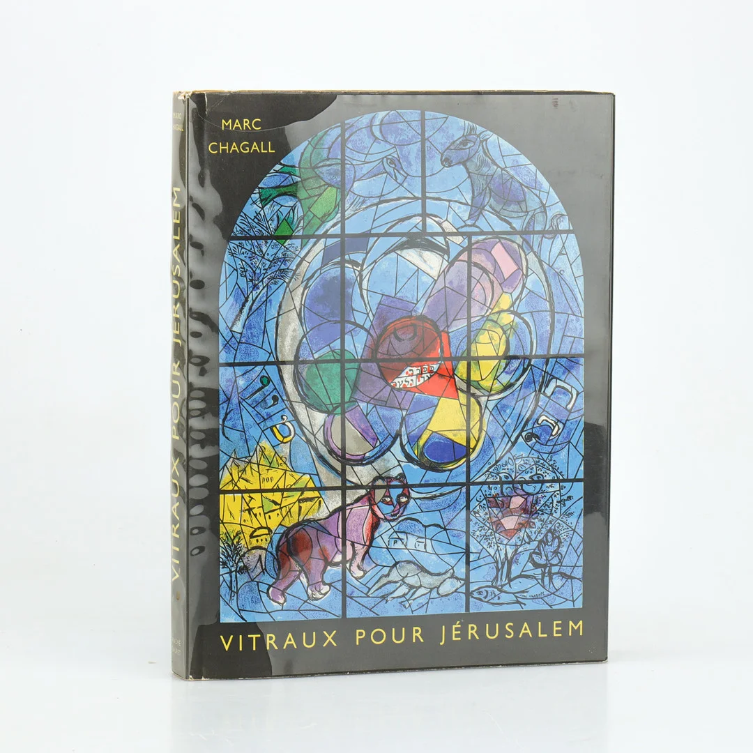 BOK. André Sauret (red.): "Marc Chagall. Vitraux pour Jérusalem" Monte Carlo 1962. Inkl. 2 originallitografier. — Books — Stockholms Auktionsverk Helsingborg