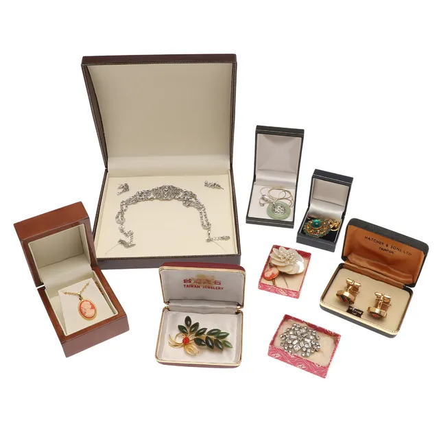 ITEMS OF COSTUME JEWELLERY.
