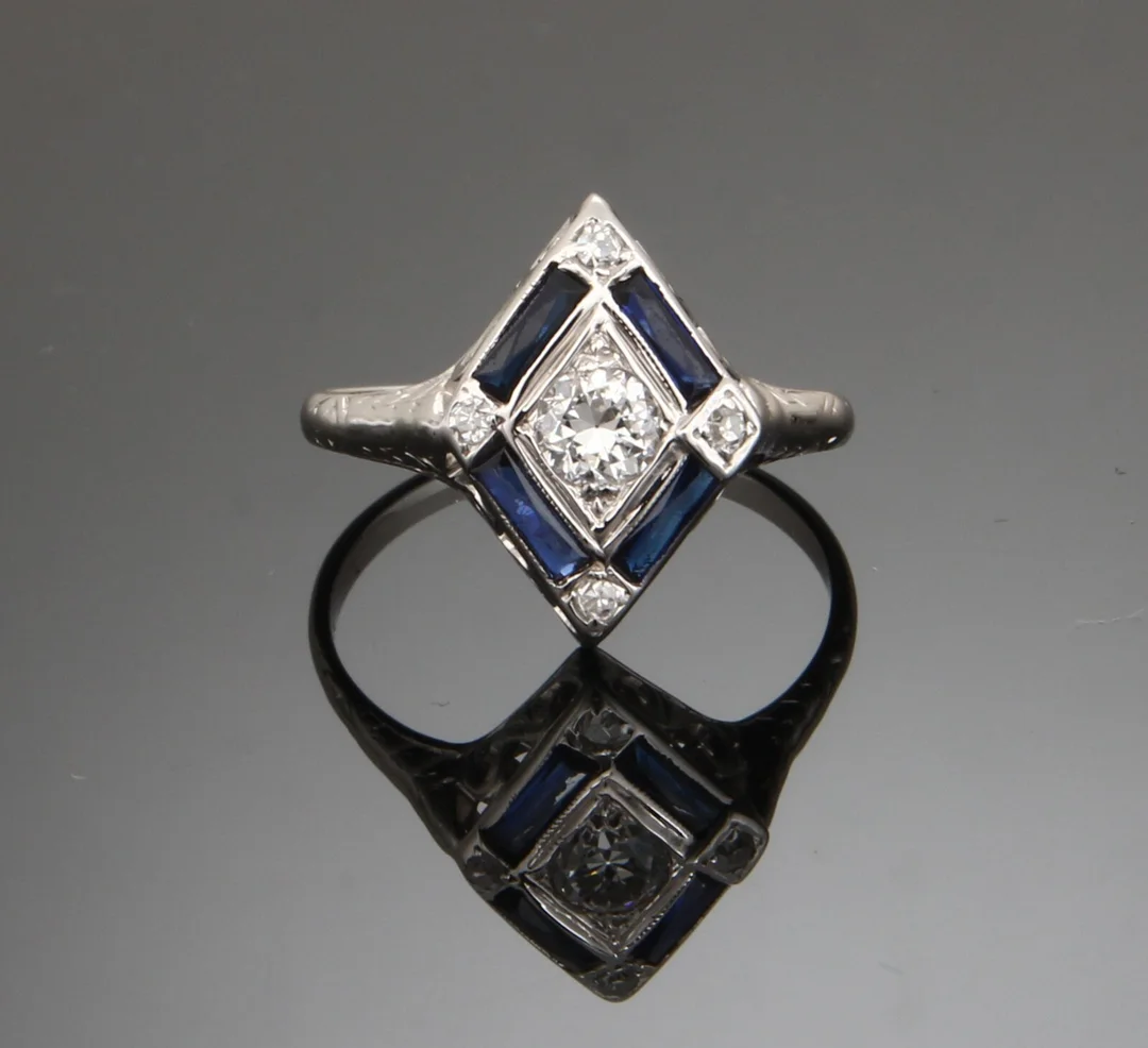 Art Deco. Safir og diamantring, 18 kt guld. River/ VVS, 0.24 ct. — Jewellery/Rings — Lauritz