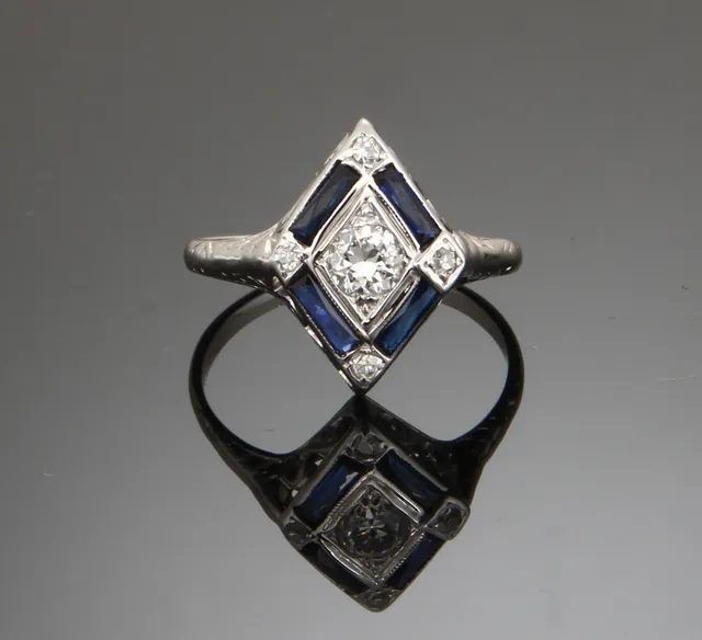 Art Deco. Safir og diamantring, 18 kt guld. River/ VVS, 0.24 ct.