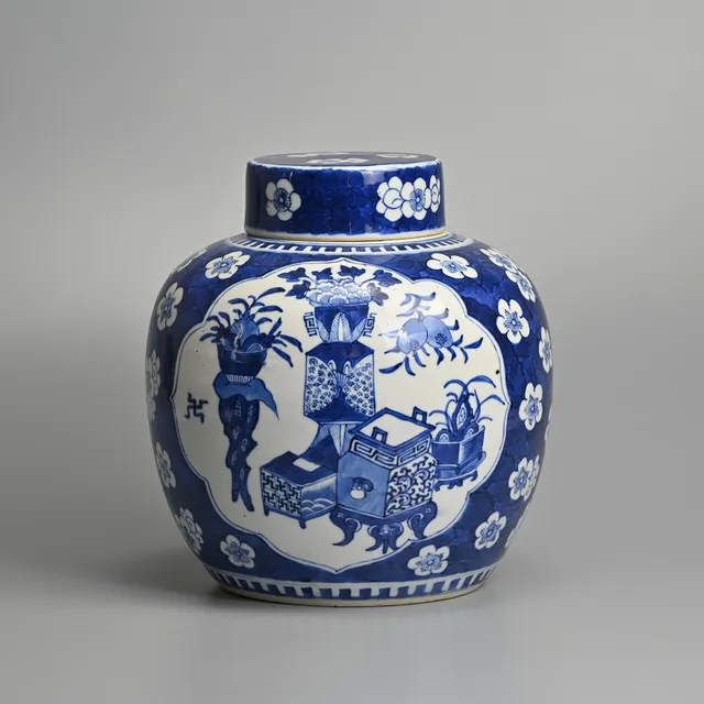 A LARGE CHINESE PORCELAIN BLUE AND WHITE GINGER JAR AND COVER, 19TH / EARLY 20TH CENTURY.