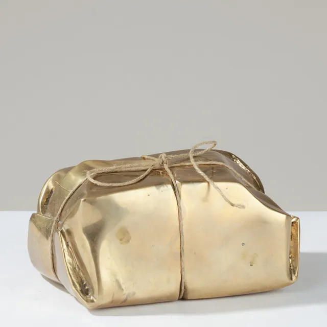 LISE HONORÉ (F. 1940). Skulptur af bronze i form af pakke.