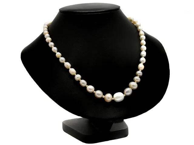 PÄRLCOLLIER, orientaliska pärlor, doserade, barocka, lås i platina, 10 diamanter ca 0,60ctv, ca TW/VS-SI, längd 42 cm, säkerhetskedja, Stockholm 1939.