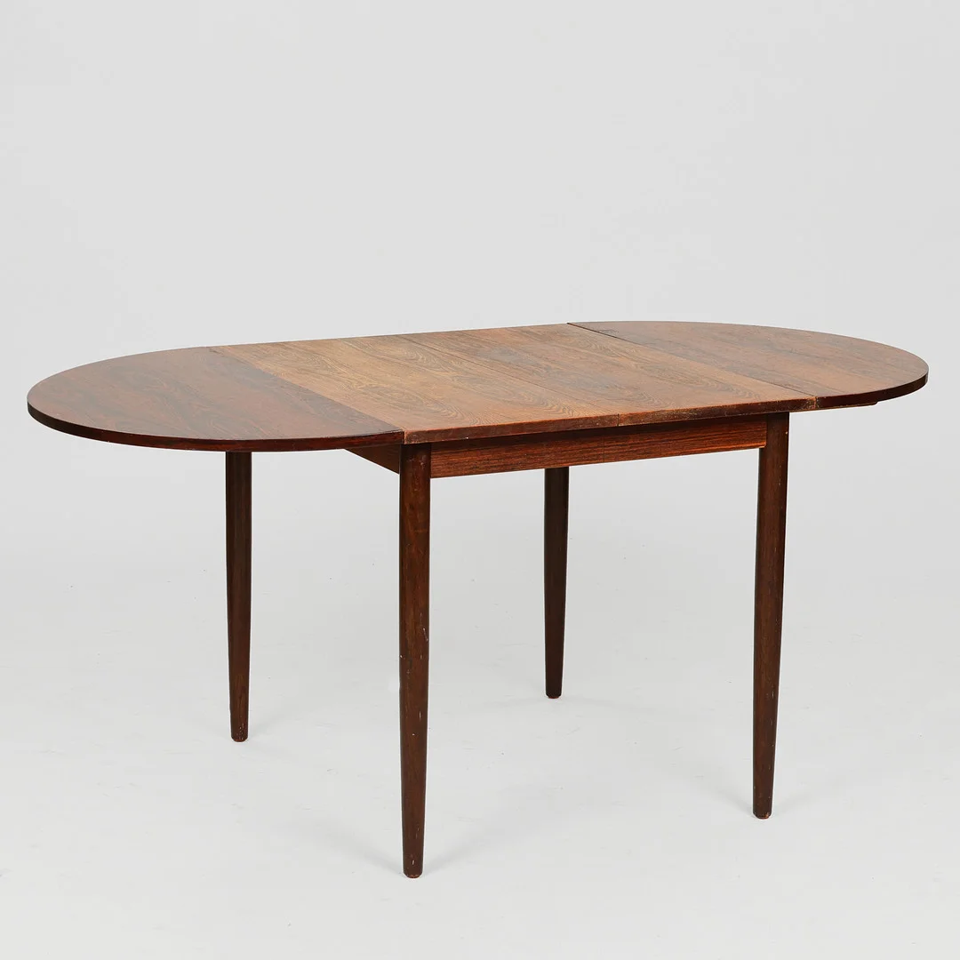 Spisebord af palisander med klapper, 1960'erne, Danmark. (3). — Dining tables — Palsgaard Kunstauktioner