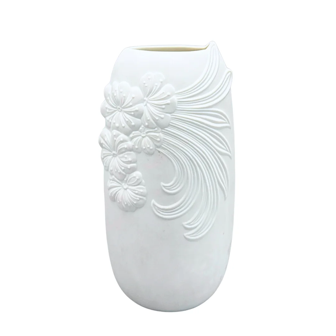 BISKUITPORZELLANVASE VON AK KAISER - SIGNIERT. — European — Auktionshaus Stuber's Hammerschlag