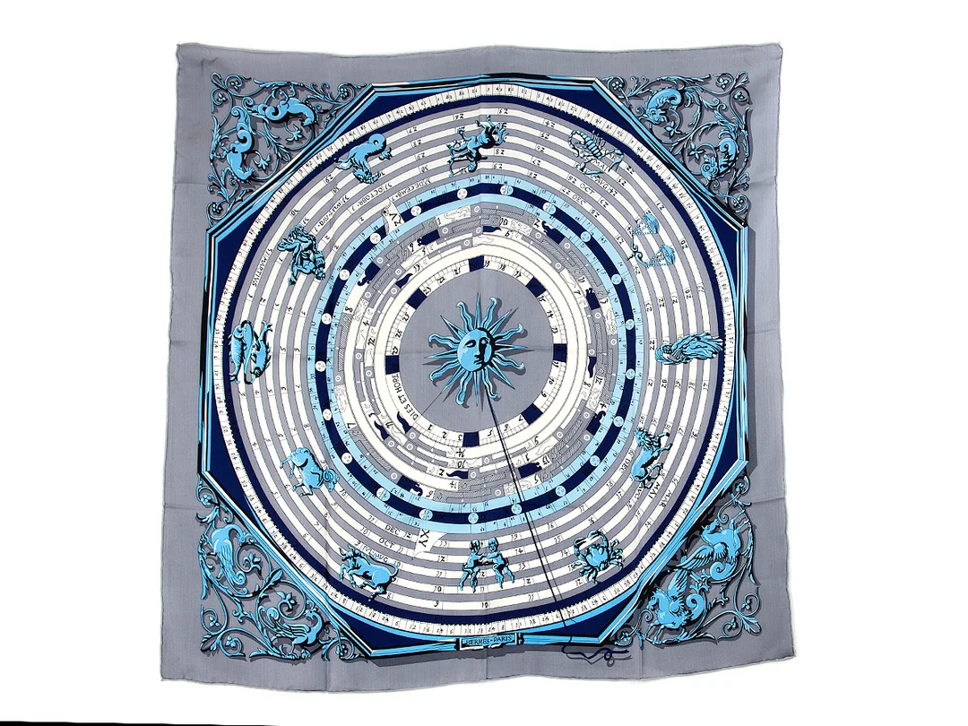 SCARF, HERMÈS, Dies Et Hore, Francoise Faconnet, 100% siden, 90x90cm, grå, blå, någon fläck. — Accessoarer/Scarves — Kaplans