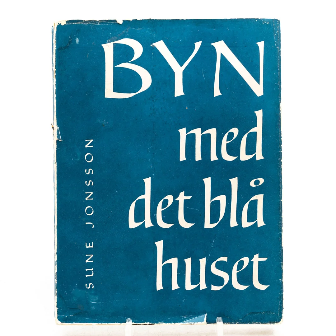 SUNE JONSSON. FOTO. ETT VACKERT EXEMPLAR AV FÖRSTA UPPLAGAN "BYN MED DET BLÅ HUSET". — Books — Norrlands Auktionsverk