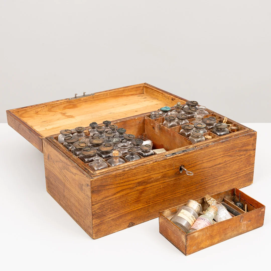 RESEAPOTEK, med medicinflaskor, 1800-1900-tal. — Miscellaneous — Auktionshuset Kolonn
