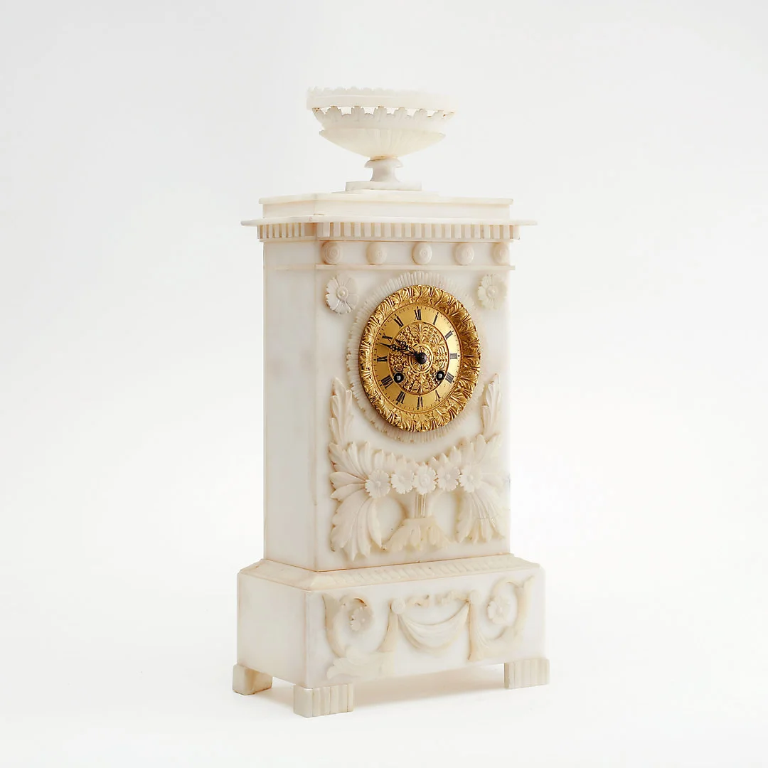 BORDSPENDYL, alabaster, Frankrike, 1800-tal. — Mantel clocks — Göteborgs Auktionsverk