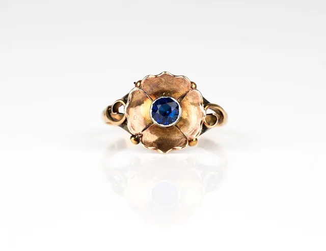 Svend Aage B Olsen: A ring of 14k rose gold set with a synthetic sapphire. Size 54.5.