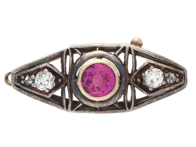 LÅS, 14K guld/silver, syntetisk rosa safir, gammal- och rosenslipade diamanter, mått 22x8,5 mm, vikt 1,5 g, saknar insticksdelen, en diamant har inverterad natural och en har liten skada.