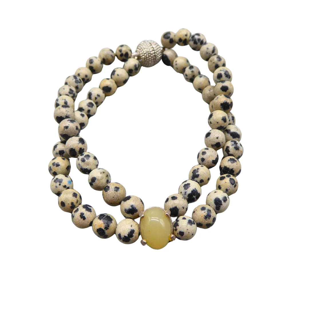 ARMBAND MIT DALMATINER-JASPIS - PERLEN UND EINEM HONIGFARBENEM CHALCEDON-MITTELSTEIN. — Bracelets — Auktionshaus Stuber's Hammerschlag