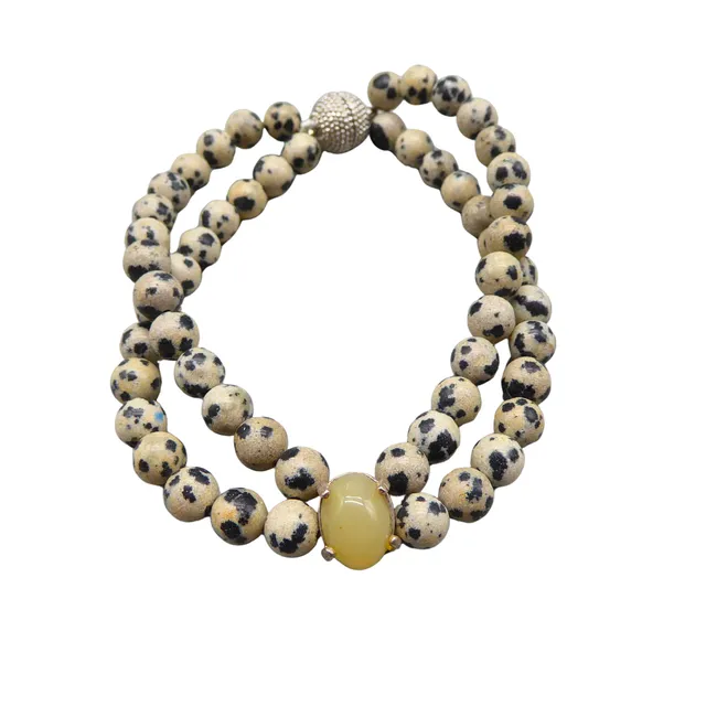 ARMBAND MIT DALMATINER-JASPIS - PERLEN UND EINEM HONIGFARBENEM CHALCEDON-MITTELSTEIN.
