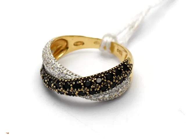 Ring 18K Ø16¾ 4,4g med stenar och små diamanter, defekt