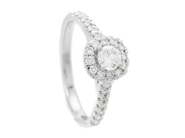 RING, 18K vitguld, briljantslipad diamant ca 0,24 ct, TW/VS, 26 briljantslipade diamanter ca 0,29 ctv, ca TW-W/VVS-VS, stl 16,75 mm, vikt 2,9 g.