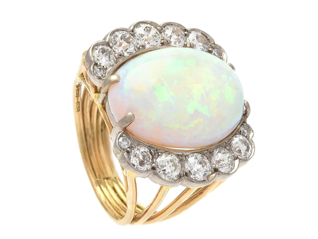 RING, 18K guld/vitguld, vit opal 20,3x13,6 mm, 10 gammal- och 4 åttkantslipade diamanter ca 1,50 ctv, ca W/VS-P, Torndals, Stockholm 1960, stl 16,5 mm, vikt 10,5 g. — Smycken/Ring — Kaplans
