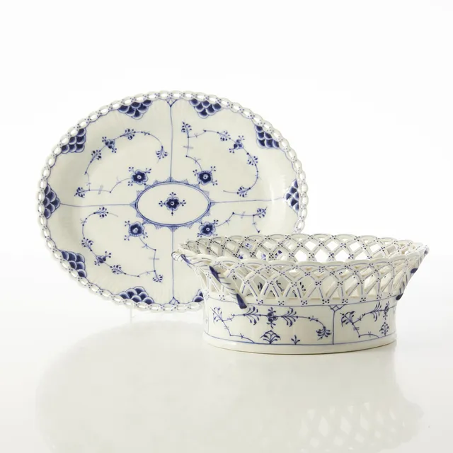 ROYAL COPENHAGEN, Gallerskål med fat, musselmalet, nr 1057 och 1058.