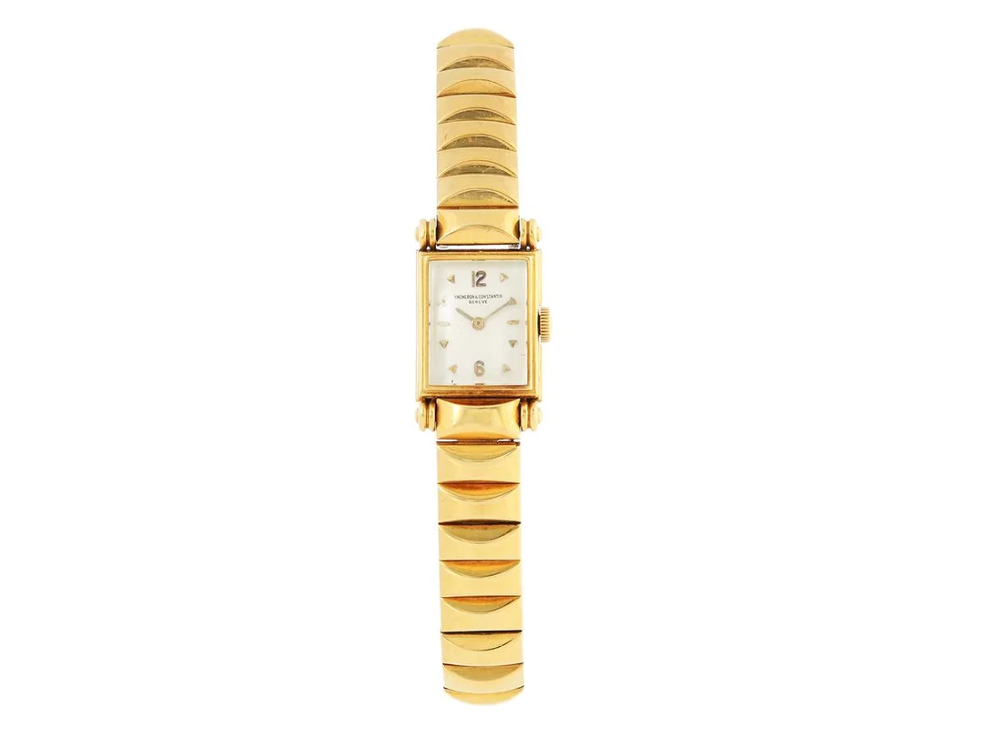 VACHERON & CONSTANTIN, Genève, damur, 15,5 x 19 (26) mm, Cal V446 C/B, Serie nr. 456773, Boett nr. 307392, 18K guld, manuell, plexiglas, renoverad urtavla, formverk, integrerad länk i 18K guld (Gay Frères), längd 160 mm, totalvikt 39,5 gram, ca 1943. — Klockor/Vacheron Constantin — Kaplans