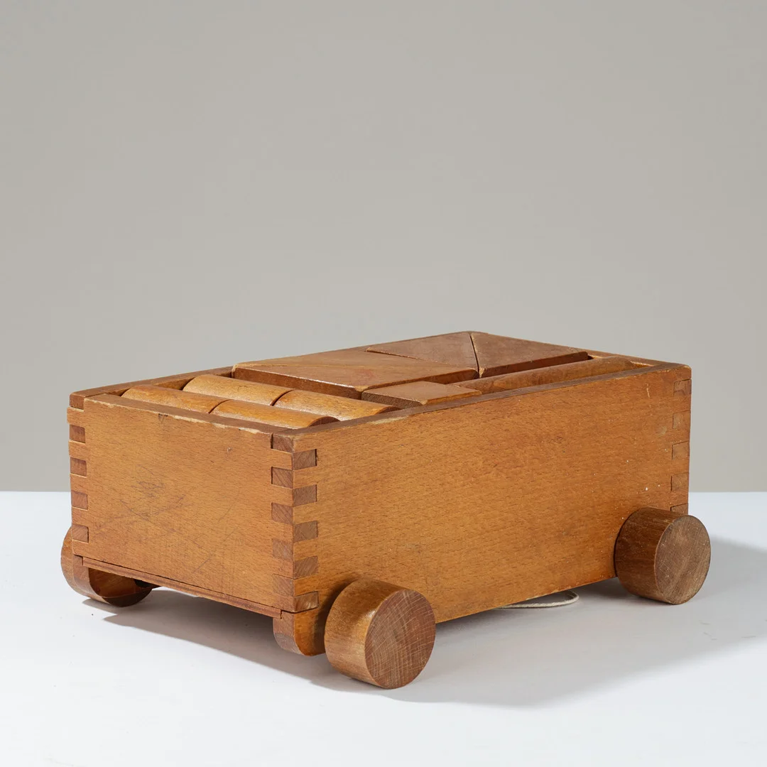 KAY BOJESEN (1886–1958). Trækvogn med klodser af bøgetræ, Danmark, ca. 1900-tallets midte. — Toys — Palsgaard Kunstauktioner