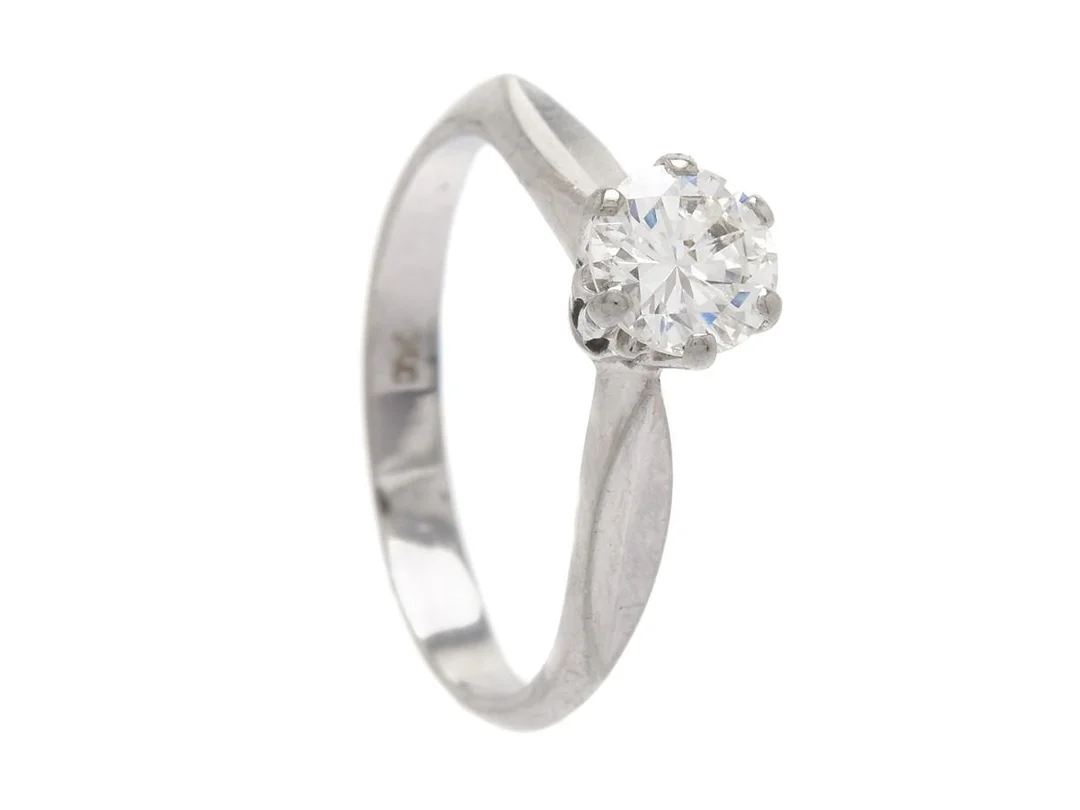 ENSTENSRING, 18K vitguld, briljantslipad diamnat ca 0,66 ct, ca W(H)/P1, stl 17 mm, vikt 2,6 g, diamanten har inneslutningar som når ytan, liten skada och natural vid rondisten. — Smycken/Enstensring — Kaplans