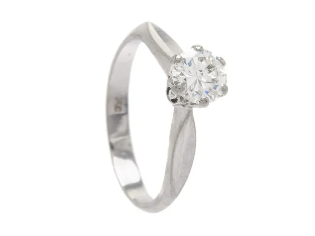 ENSTENSRING, 18K vitguld, briljantslipad diamnat ca 0,66 ct, ca W(H)/P1, stl 17 mm, vikt 2,6 g, diamanten har inneslutningar som når ytan, liten skada och natural vid rondisten.