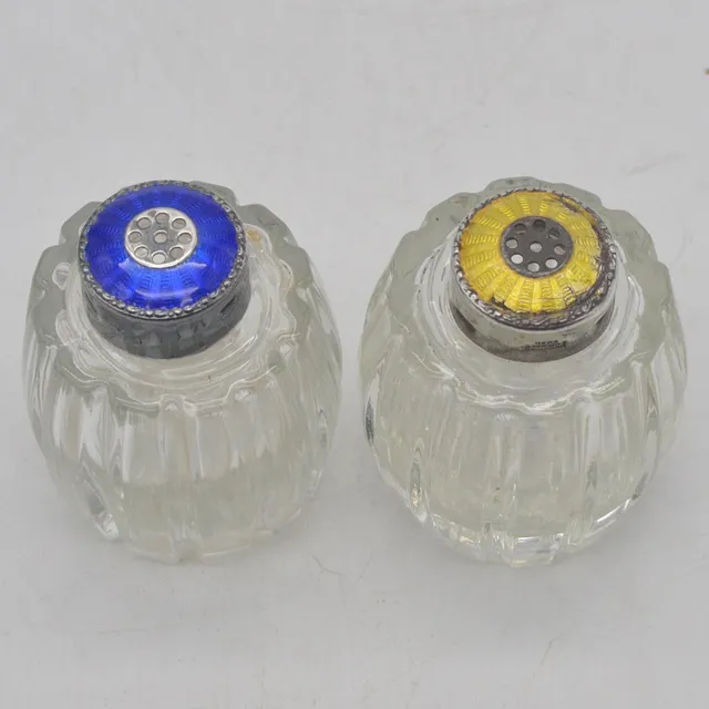 MEKA DENMARK, EIN PAAR SALZSTREUER, EMAILLIERTER STERLINGSILBER UND GLAS, BLAU UND GELB, MITTE 20. JH.