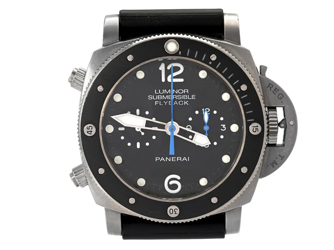PANERAI, Luminor 1950 Submersible Flyback, Cal P.9100, Verk nr. 008352, Serie nr. S113/500, Ref nr. PAM00615, Boett nr. OP 7025 / BB 1802505, kronograf, herrur, 47 mm, titan, automatisk, safirglas, liten sekundvisare, gummiband, originalspänne, cert, juli 2016, box, ytterkartong. — Klockor/Panerai — Kaplans