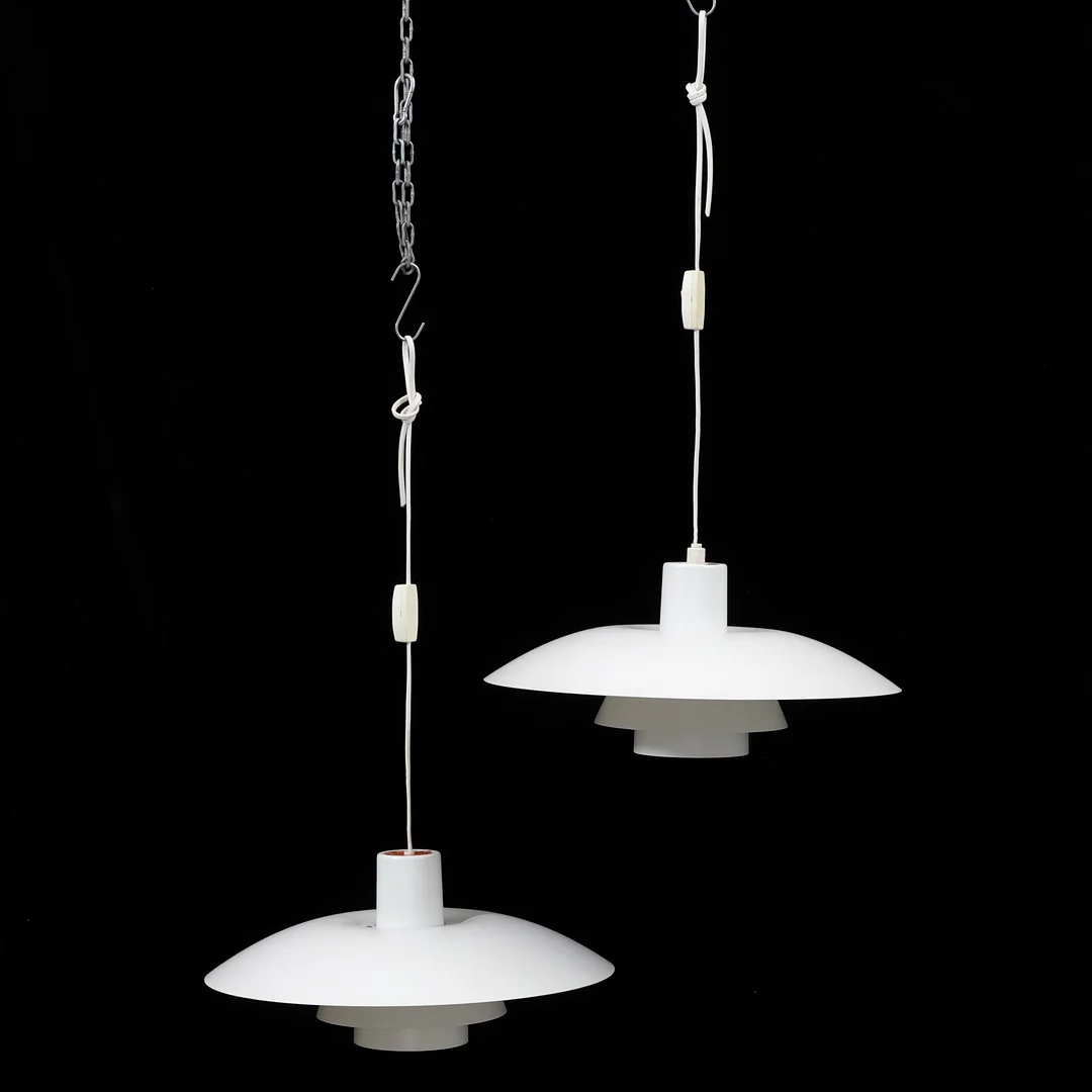 LOUIS POULSEN. Taklampor, ett par, "PH 4", vitlackerad metall, 1900-talets senare hälft. — Ceiling lights — Växjö Auktionskammare
