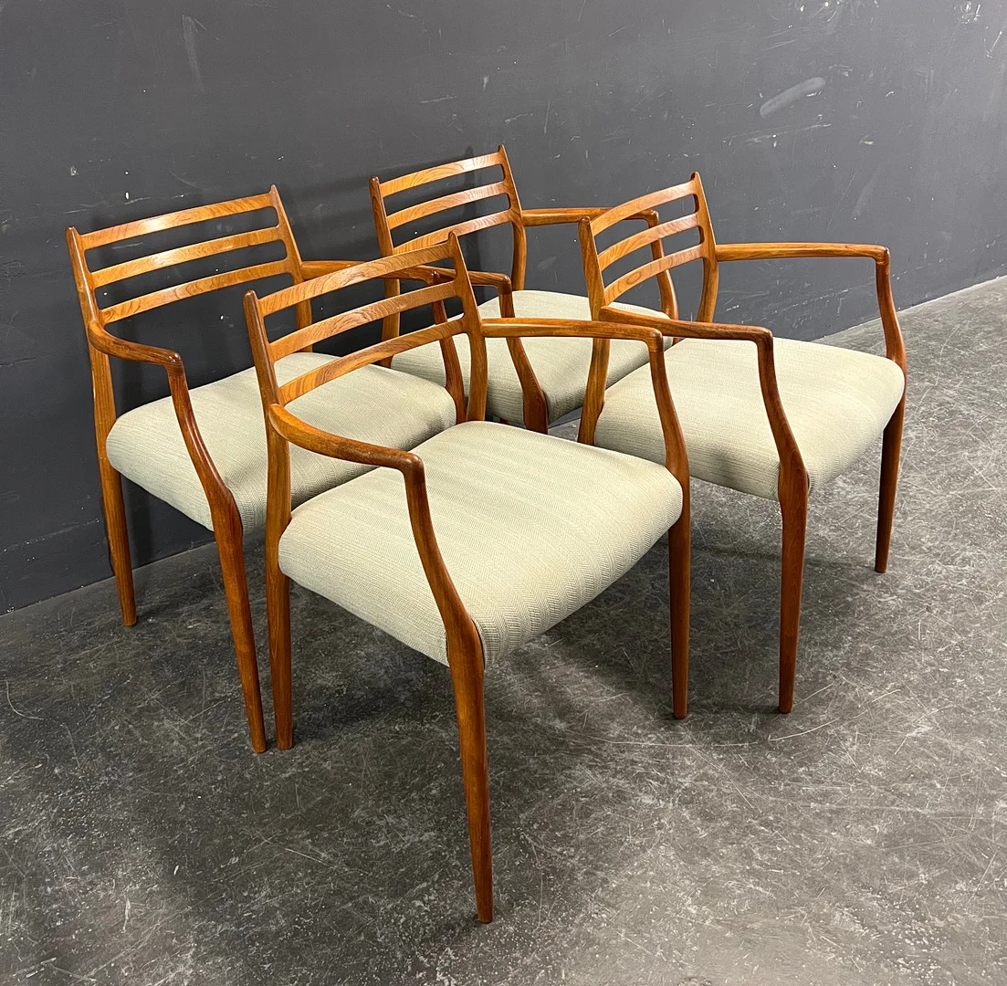 NIELS O. MØLLER. 4 ARMSTÜHLE. — Armchairs & Chairs — Colombos