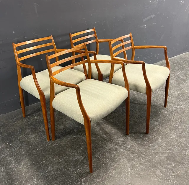 NIELS O. MØLLER. 4 ARMSTÜHLE.