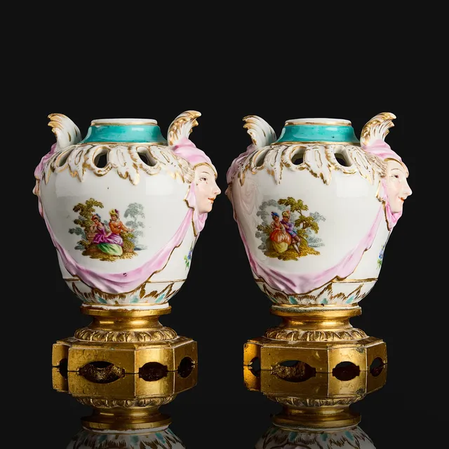 POTPURRIURNOR, ett par, porslin, Königliche Porzellan-Manufaktur (KPM), Tyskland, 1800-tal första hälft, polykrom dekor i emaljfärger och guld, monteringar i förgylld brons.