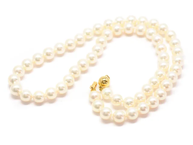 PÄRLCOLLIER, odlade pärlor 7 mm, längd 43 cm, lås i 18K guld.