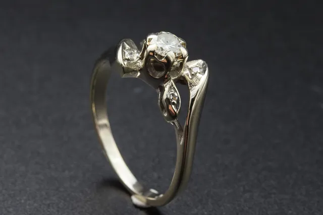 Vintagering med brillant og 4 single-cut diamanter, 14 kt. hvidguld