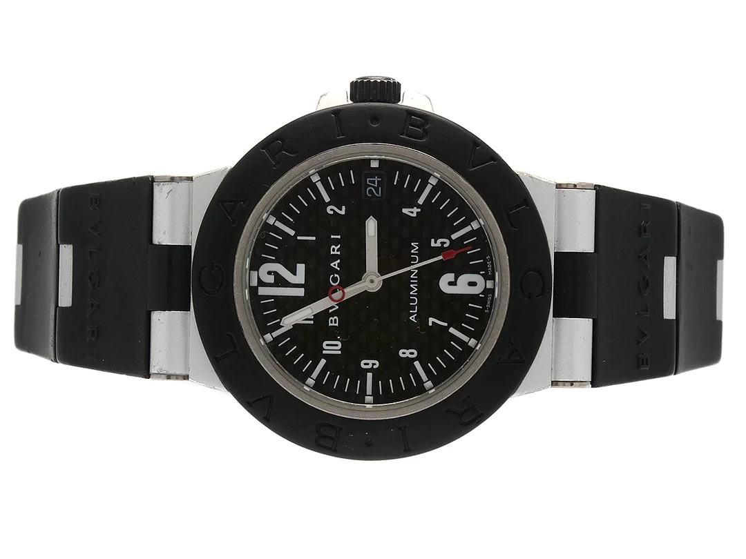 BVLGARI, Aluminium, Refnr. AL 38 TA, Serienr. M 93934, herrur, automatisk, aluminium/gummi, safirglas, datum, integrerat gummiband 17-21,5cm, torrsprickor, originalspänne i aluminium, — Klockor/Bvlgari — Kaplans