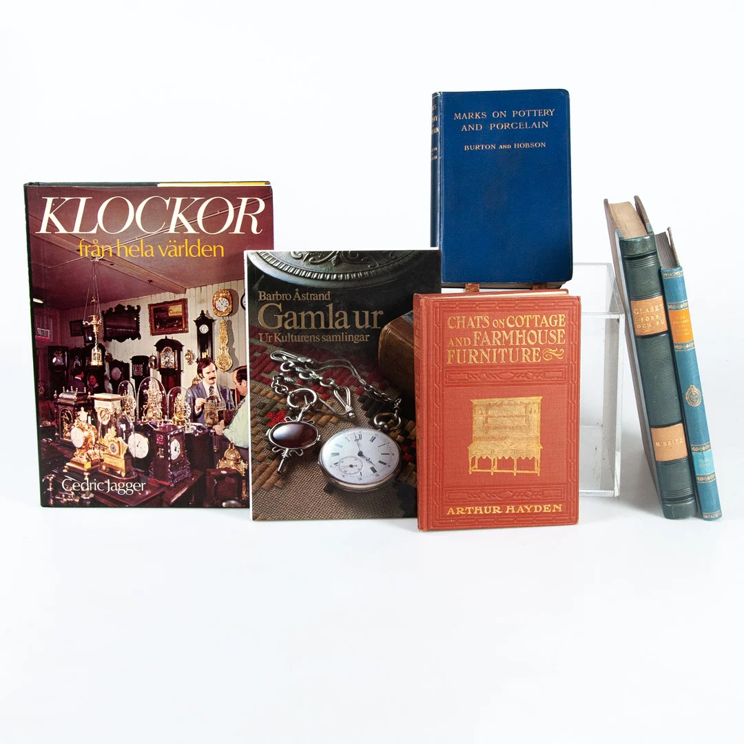 BÖCKER. 6 st om möbler, glas, porslin och klockor. — Books — Laholms Auktionskammare