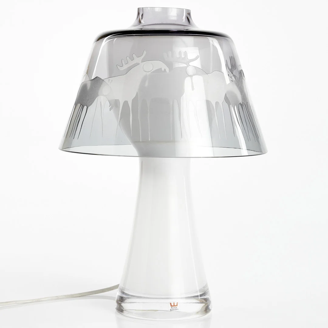 OVE SANDBERG. Bordslampa, Kosta, 1960/70-tal, blästrad dekor av älgar, gråtonad glasmassa och vitt underfång, signerad undertill. — Table Lamps — Crafoord Auktioner Stockholm