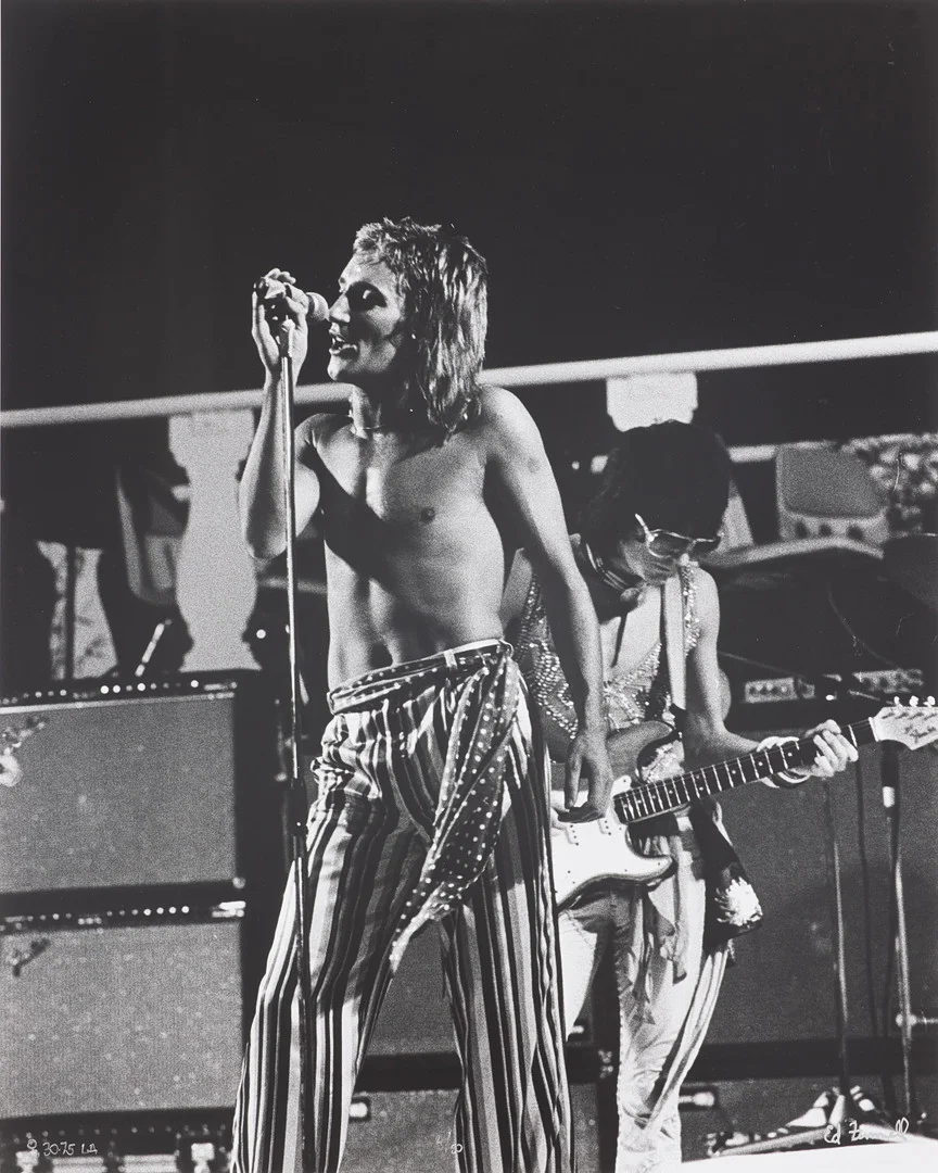 ED FINNELL. Rod Stewart & Ronnie Wood, The Faces Last Tour, Anaheim, California, August 30, 1975, numrerad 8/50, signerad. — Photography — Stockholms Auktionsverk Sickla