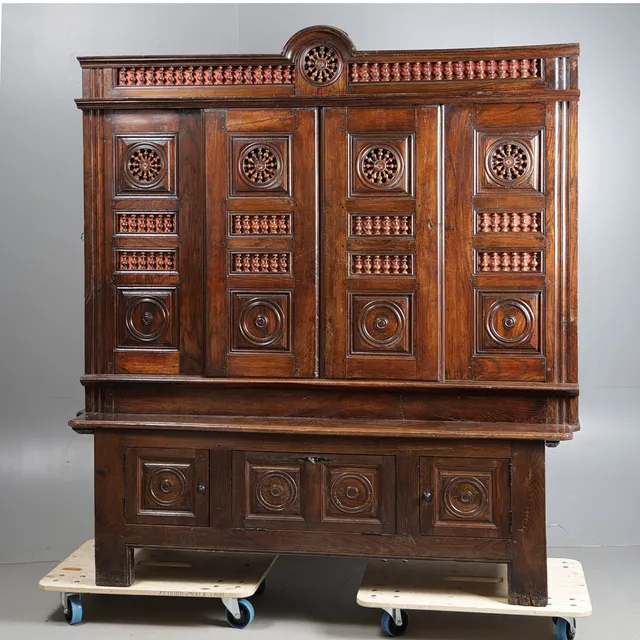 A LARGE EARLY 20TH CENTURY OAK BRETON CUPBOARD.