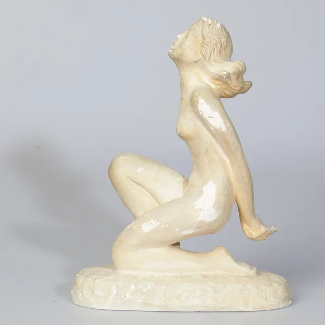 CARIN NILSON. Skulptur, sittande kvinna, gips, signerad.