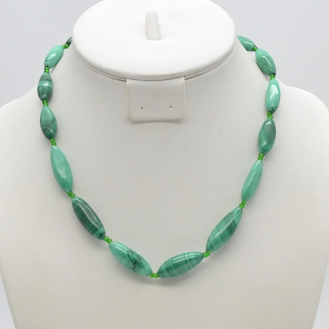 VINTAGE EDELSTEINCOLLIER MIT MALACHIT, OVALE PERLEN MIT POLIERTER OBERFLÄCHE, TRENNPERLEN AUS GLAS, SCHRAUBVERSCHLUSS, GESAMTLÄNGE CA. 48 CM. — Necklace — Kunst- und Auktionshaus Kleinhenz
